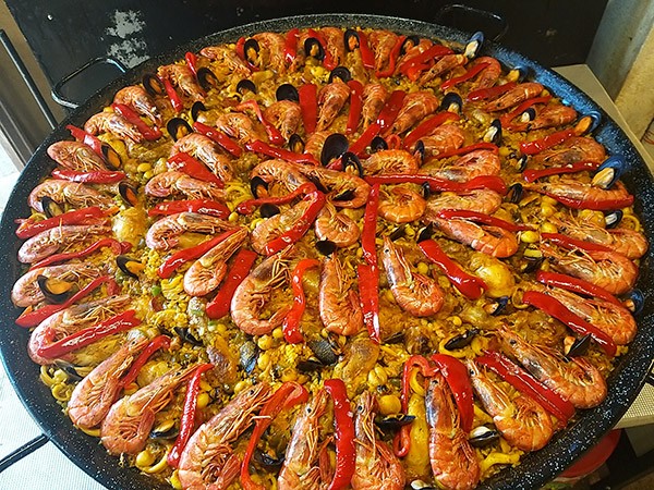 Paella et convivialité : l’art de réunir famille et amis autour d’un plat