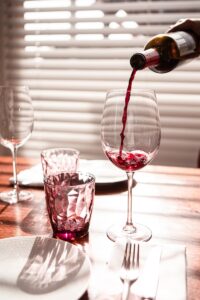 verre à vin transparent avec vin rouge