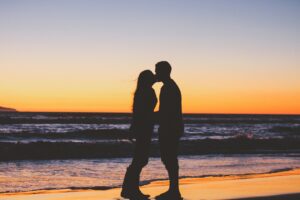 silhouette d'un couple assis au bord de la mer