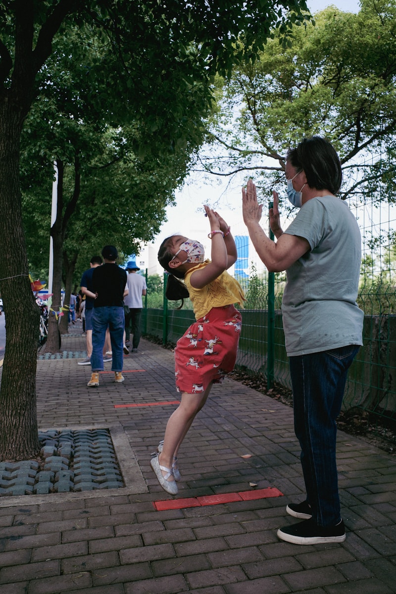 une femme et un enfant jouant avec un frisbee