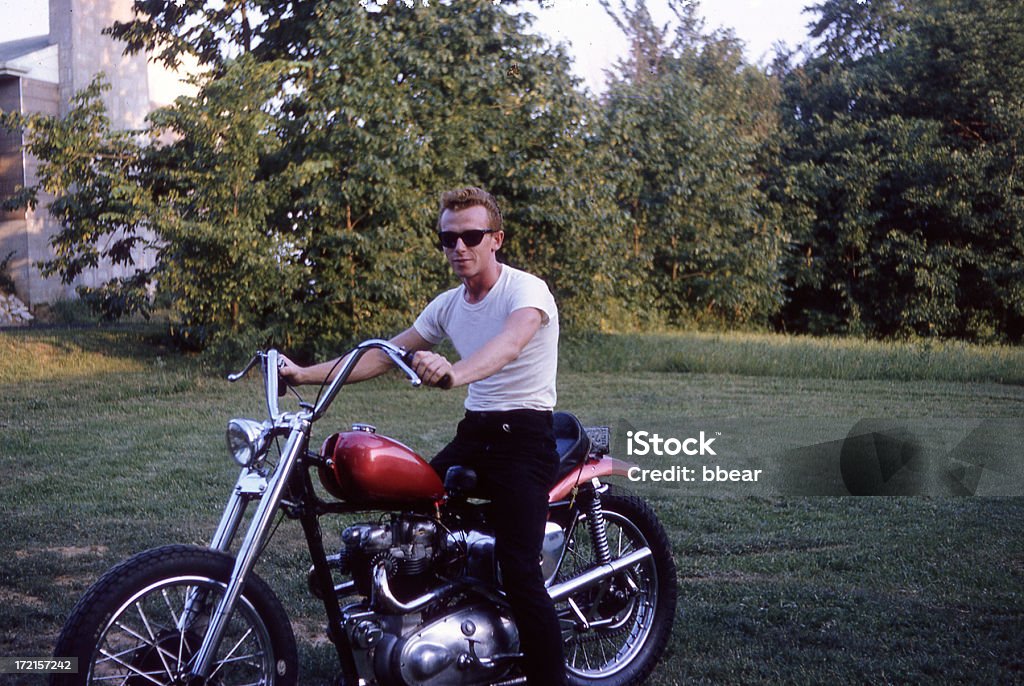 Tee-shirt moto vintage : pourquoi la tendance ne faiblit pas et comment l'adopter avec élégance